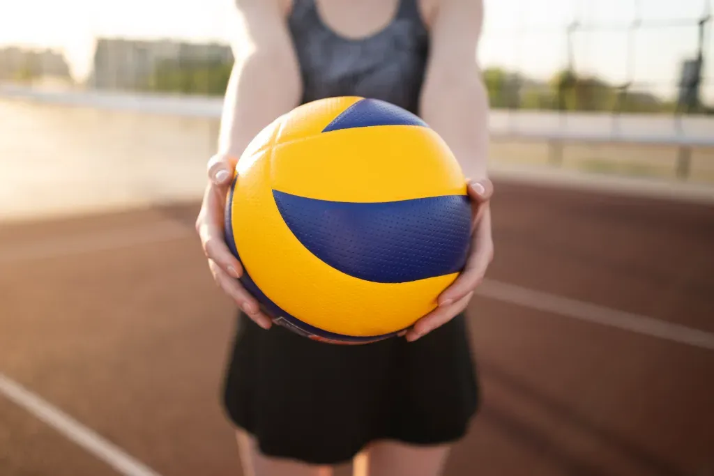 kobieta trzymająca piłkę do siatkówki
