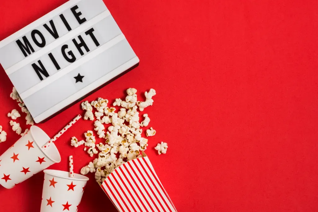 napoje i popcorn leżące obok napisu movie night