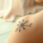 Delikatne tatuaże damskie: inspiracje i modne wzory na każdą okazję