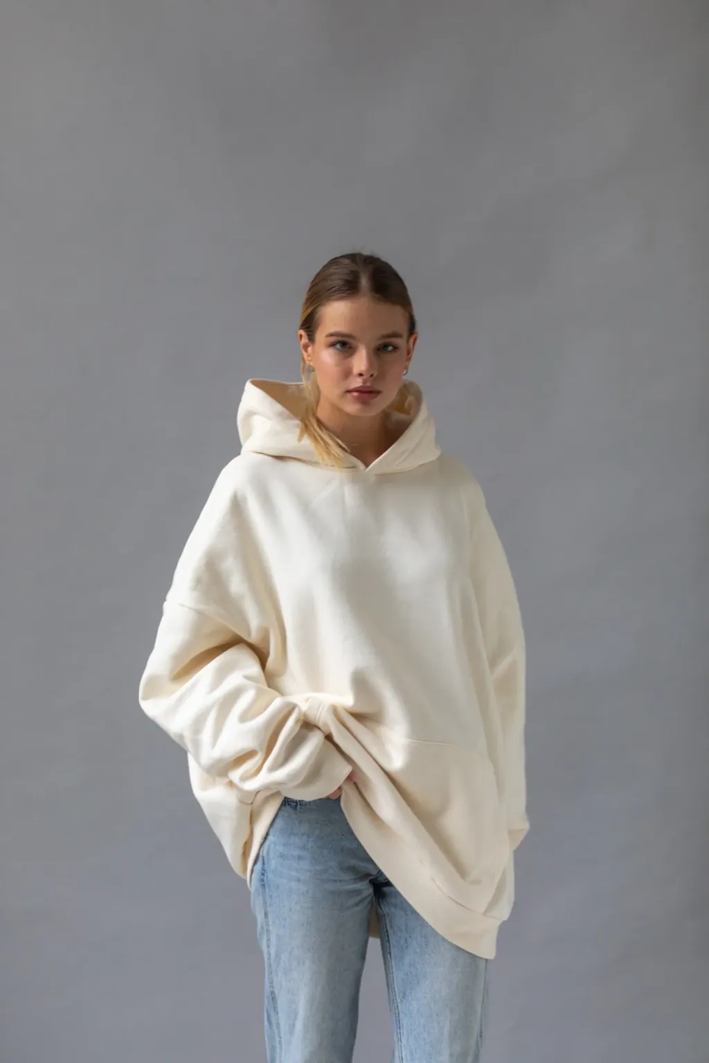 Jak tworzyć modne stylizacje z oversize